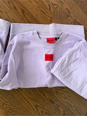 HUGO Lavender Crewneck Sweatshirt with Red Logo Patch